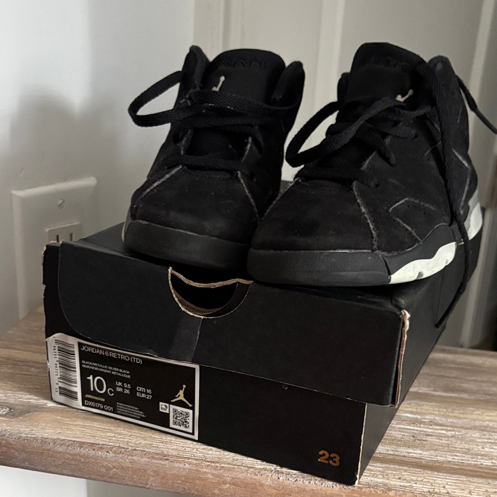 Jordan Men's Black and White Sneakers